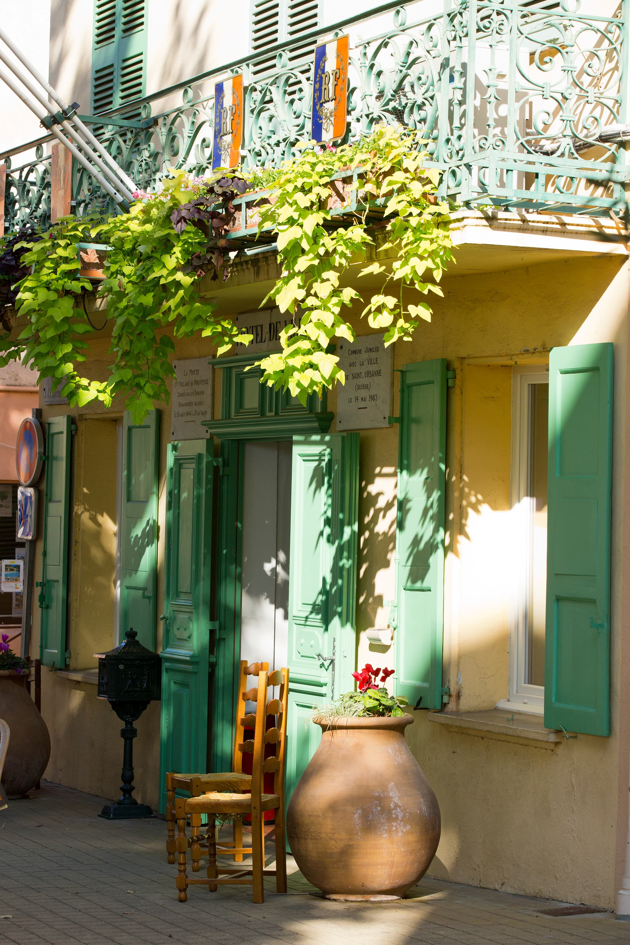 La Motte fleurie — façade provençale aux volets verts, village labellisé Villes et Villages Fleuris 2025